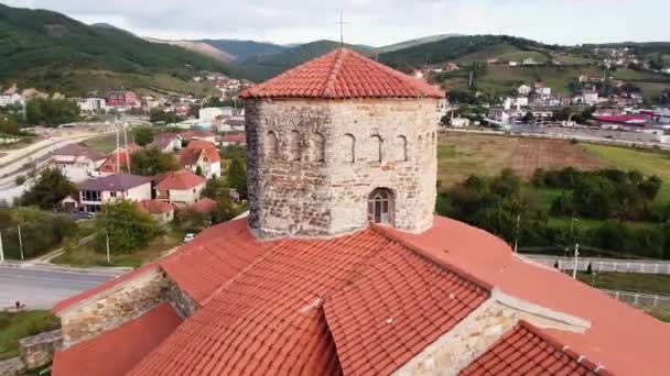 小さな窓のある美しい小さな中世の石の教会 — ストック動画