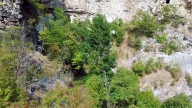 Nehre bakan bir dağın tepesinde taştan eski bir kasaba