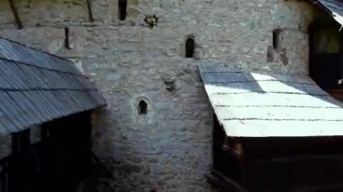 05. Nehrin yukarısındaki bir mağarada eski bir kilise. Taştan yapılmış ve ahşap köprüsü var.