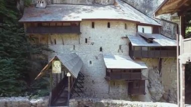 04. Nehrin yukarısındaki eski bir mağarada taş ve ahşap köprüyle inşa edilmiş bir kilise.