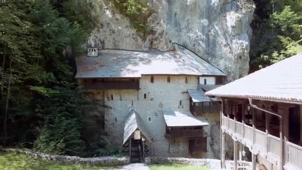 01石造りの川の上の洞窟にある古い教会と木製の橋 — ストック動画