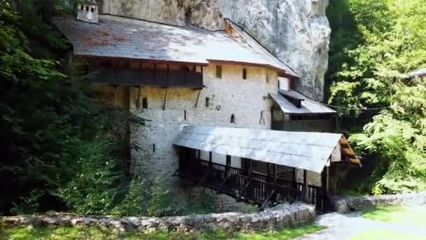 Uma Igreja Velha Uma Caverna Acima Rio Construído Pedra Com — Vídeo de Stock