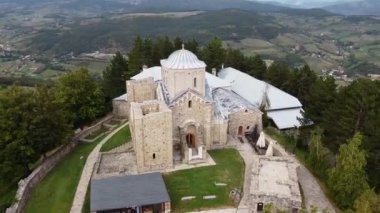 11 büyük duvarlarla çevrili bir ormanda gizlenmiş bir dağın tepesindeki eski bir ortaçağ taş manastırı.