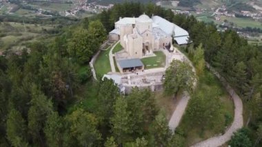 13 yaşında eski bir ortaçağ manastırı dağın tepesinde büyük duvarlarla çevrili bir ormanda saklanıyor.