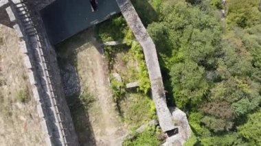 05, nehir kıyısında eski bir ortaçağ kale kasabası.