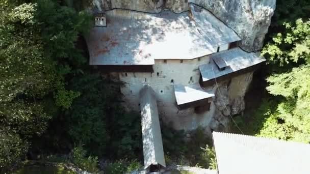 Biserică Veche Într Peșteră Deasupra Râului Construit Din Piatră Pod — Videoclip de stoc