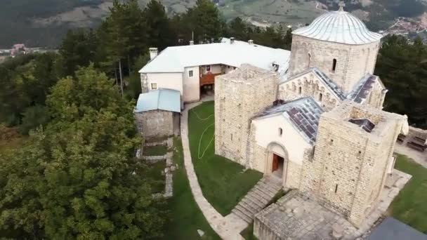 Antiguo Monasterio Medieval Piedra Cima Una Montaña Escondida Bosque Rodeado — Vídeos de Stock
