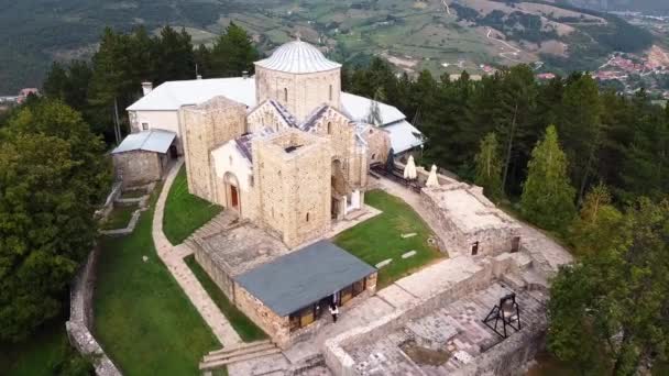 Ancien Monastère Médiéval Pierre Sommet Une Montagne Cachée Dans Une — Video