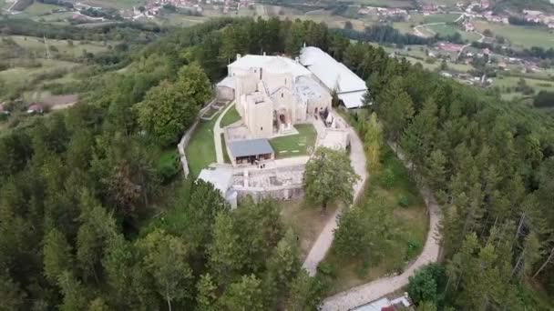 Antiguo Monasterio Medieval Piedra Cima Una Montaña Escondida Bosque Rodeado — Vídeo de stock
