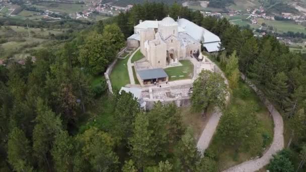 Veche Mănăstire Medievală Piatră Vârful Unui Munte Ascuns Într Pădure — Videoclip de stoc