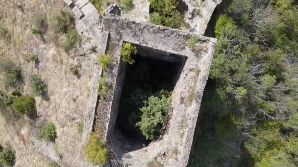 Une Vieille Ville Forteresse Médiévale Sur Une Colline Bord Rivière — Video