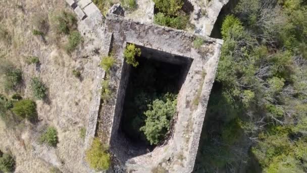 Une Ancienne Forteresse Médiévale Sur Une Colline Bord Rivière — Video