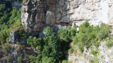 Kırlangıçların eşliğinde dağın duvarlarına eski şehrin hava manzarası dikildi.