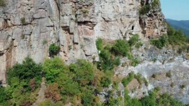 Taştan bir uçurumun kenarında eski şehrin kalıntılarına giden bir patika.