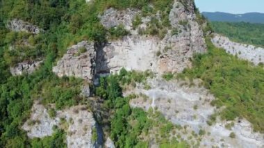 Uçuruma inşa edilmiş eski ahşap köprünün manzarası