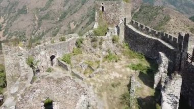14, nehir kıyısındaki bir tepede eski bir ortaçağ kale kasabası.