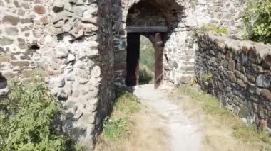 16 yaşında nehir kıyısındaki eski bir ortaçağ kale kasabası.