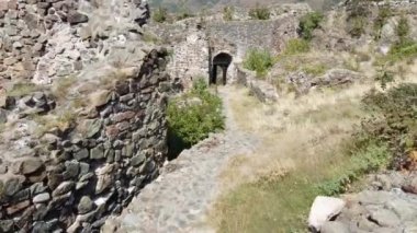 17, nehir kıyısındaki bir tepede eski bir ortaçağ kale kasabası.