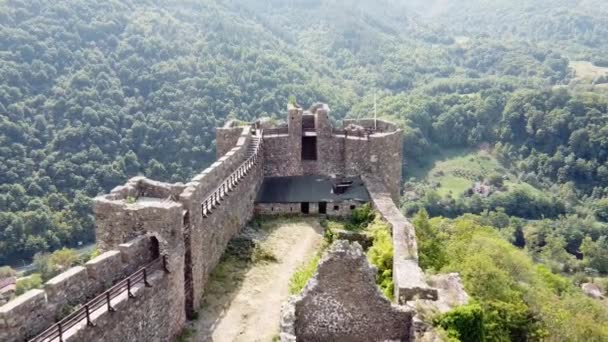 9川沿いの丘の上に古い中世の要塞の町 — ストック動画