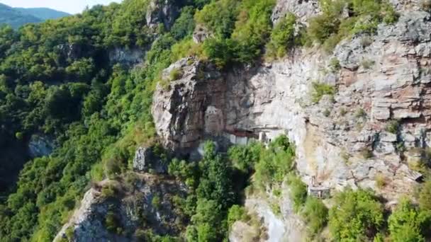 山の頂上にある古い石積みの要塞への崖沿いの無人機でのアクセス — ストック動画