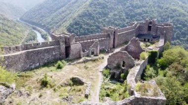 36, nehir kıyısındaki bir tepede eski bir ortaçağ kale kasabası.