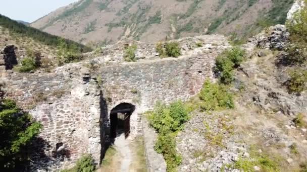 Una Antigua Ciudad Fortaleza Medieval Una Colina Junto Río — Vídeos de Stock