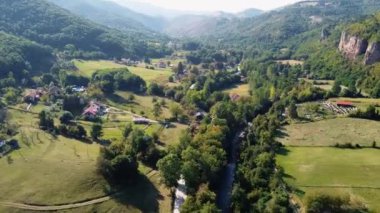 Ormanlarla dolu bir ekolojik köyde, tepelerde 02 çayır.