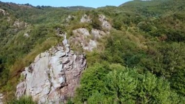 Devasa bir dağ sırasının tepesindeki kahramanın anıtı.