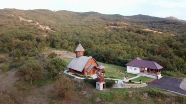 06, tepesinde ahşap bir kilise. Üzerinde salıncaklar olan büyük bir çan var. İnsanlar yeşil çayırları seviyor.