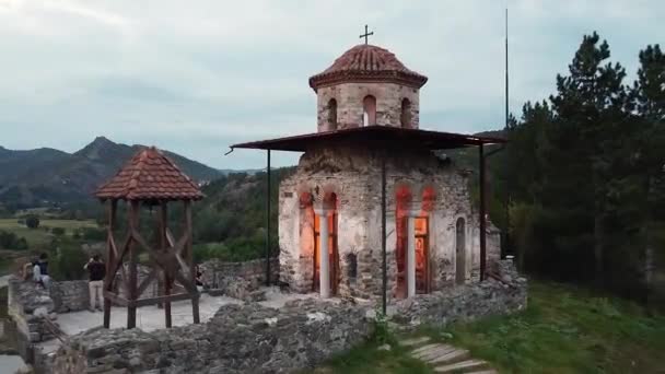 Mały Kamienny Kościół Dzwonkiem Krzyżem Szczycie Wzgórza Lesie — Wideo stockowe