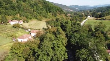 Ormanlarla dolu bir ekolojik köydeki tepelerde 05 çayır.