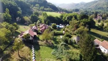 Ormanlarla dolu bir ekolojik köyde, tepelerde 07 çayır