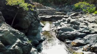 Doğanın derinliklerinde, insansız kayalıklarda bulunan kağıttan yapılmamış 03 adet nehir topu.