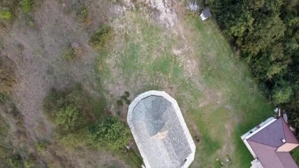 Een Prachtige Houten Kerk Een Heuvel Met Een Grote Bel — Stockvideo