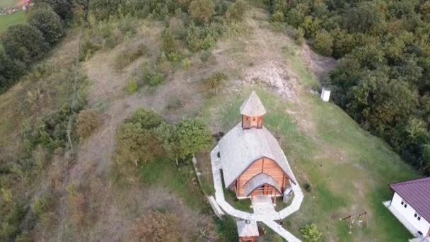 Tepede Güzel Ahşap Bir Kilise Üzerinde Salıncaklar Olan Ahşap Bir — Stok video