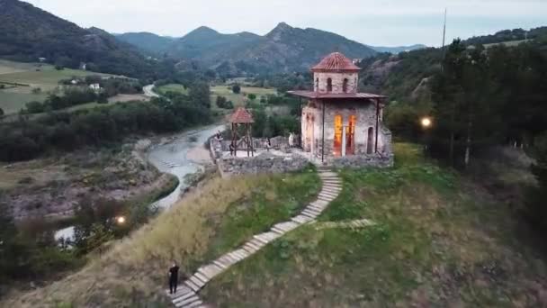 Malý Kamenný Kostel Zvonkem Křížem Vrcholu Nachází Vrcholu Kopce Lese — Stock video