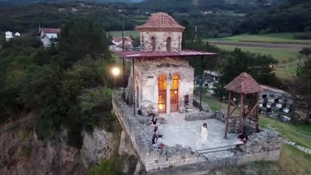 Una Pequeña Iglesia Piedra Con Una Campana Una Cruz Parte — Vídeos de Stock