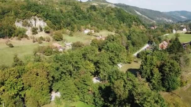 Prairies Dans Les Collines Dans Village Écologique Plein Forêts — Video