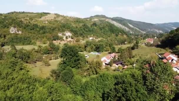 Prairies Dans Les Collines Dans Village Écologique Plein Forêts — Video