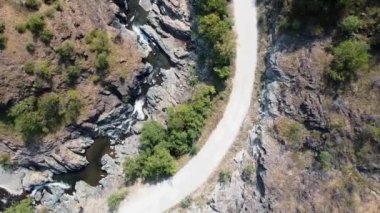 11 adet kağıttan yapılmamış nehir topu doğanın derinliklerinde, insansız kayalıklarda yer alıyor.