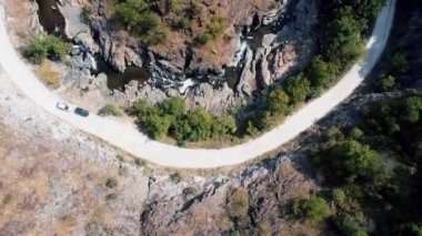 Doğanın derinliklerinde, insansız kayalıklarda 13 adet kağıttan yapılmamış nehir topu var.