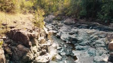 09 adet kağıttan yapılmamış nehir topu, doğanın derinliklerinde, insansız kayalarda yer alıyor.