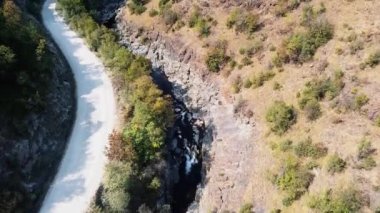 22 top kağıttan yapılmamış nehir. Doğanın derinliklerinde, insansız kayalıklarda.