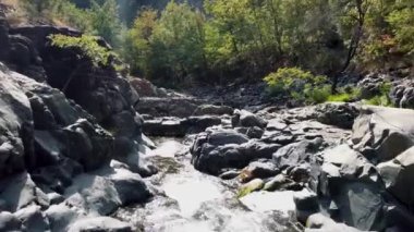 Doğanın derinliklerinde, insansız kayalıklarda bulunan 24 adet kağıttan yapılmamış nehir topu.