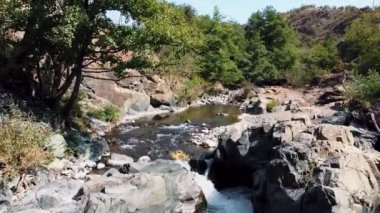 Doğanın derinliklerinde, insansız büyük kayalıklarda bulunan 25 adet kağıttan yapılmamış nehir topu.