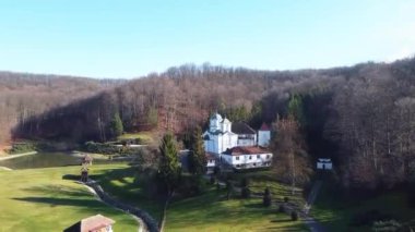 2. Ormanın kenarında güzel yeşil bir çayır. Birkaç kilisesi ve kilise arazisinde bir gölü var.