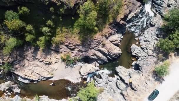 Kanon Van Onbegaanbare Rivier Gelegen Grote Rotsen Diep Natuur Zonder — Stockvideo