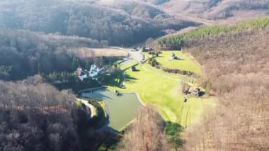 14. Ormanın kenarında güzel yeşil bir çayır. Birkaç kilisesi ve kilise arazisinde bir gölü var.