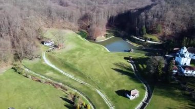 16 yaşında, ormanın kenarında güzel yeşil bir çayır. Birkaç kilisesi ve kilise arazisinde bir gölü var.