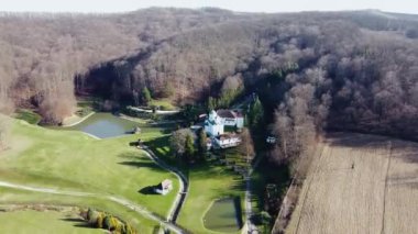 19, ormanın kenarında güzel yeşil bir çayır. Birkaç kilisesi ve kilise arazisinde bir gölü var.